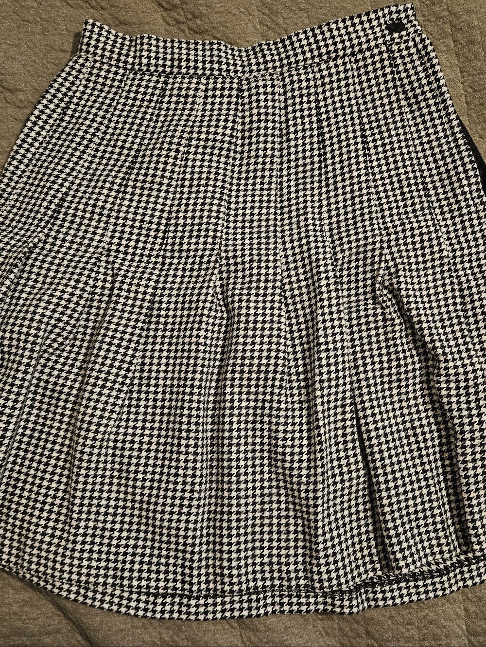 Classic Black & White Houndstooth Pleated Skirt